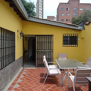  Hostal Yellow House